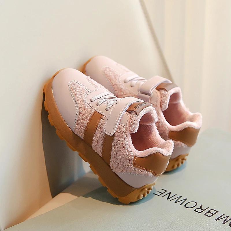 

2024 Детские плюшевые кроссовки для девочек и мальчиков, зимняя новая мода в корейском стиле, мягкая подошва, нескользящая, универсальная, шикарная спортивная обувь 26