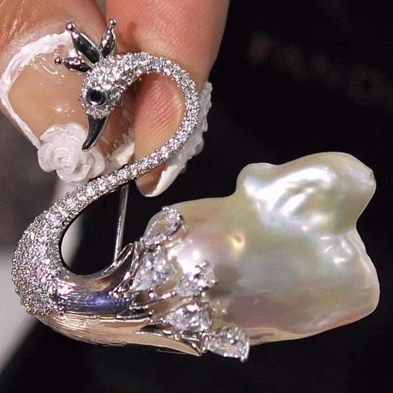 

Gold-plated copper micro-paved zircon elegant swan brooch pin-shaped baroque pearl corsage empty support