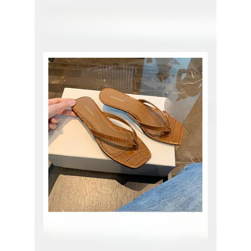 

Новый стиль обуви отличается плоским верхом из нубука и туфлями на высоком каблуке. 40 кофейный