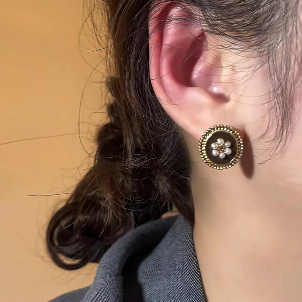 Simple female retro pearl flower light luxury niche temperament high design stud earrings stall
