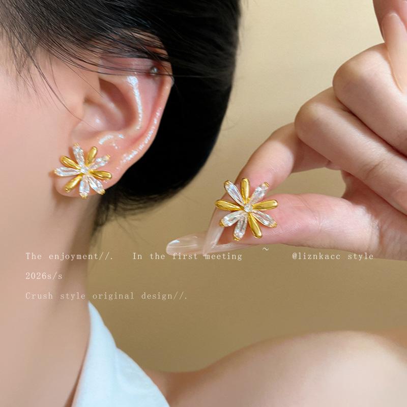 High-end niche zircon gold daisy flower stud earrings Korean light luxury temperament earrings new popular earrings