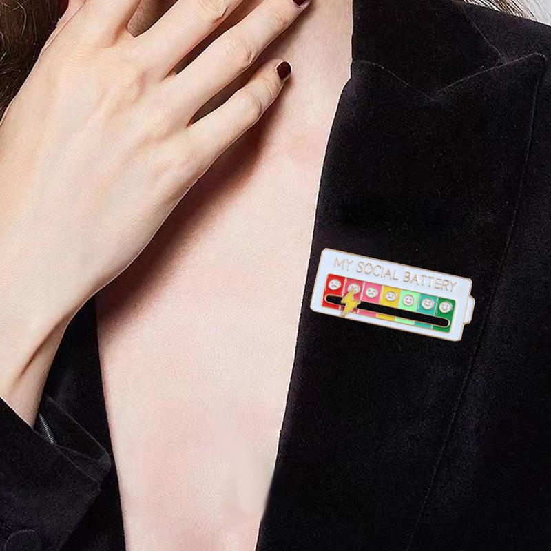 

Creative Social Battery Brooch - Interactive Sliding Emotion Management Pin Badge for Men Women білий