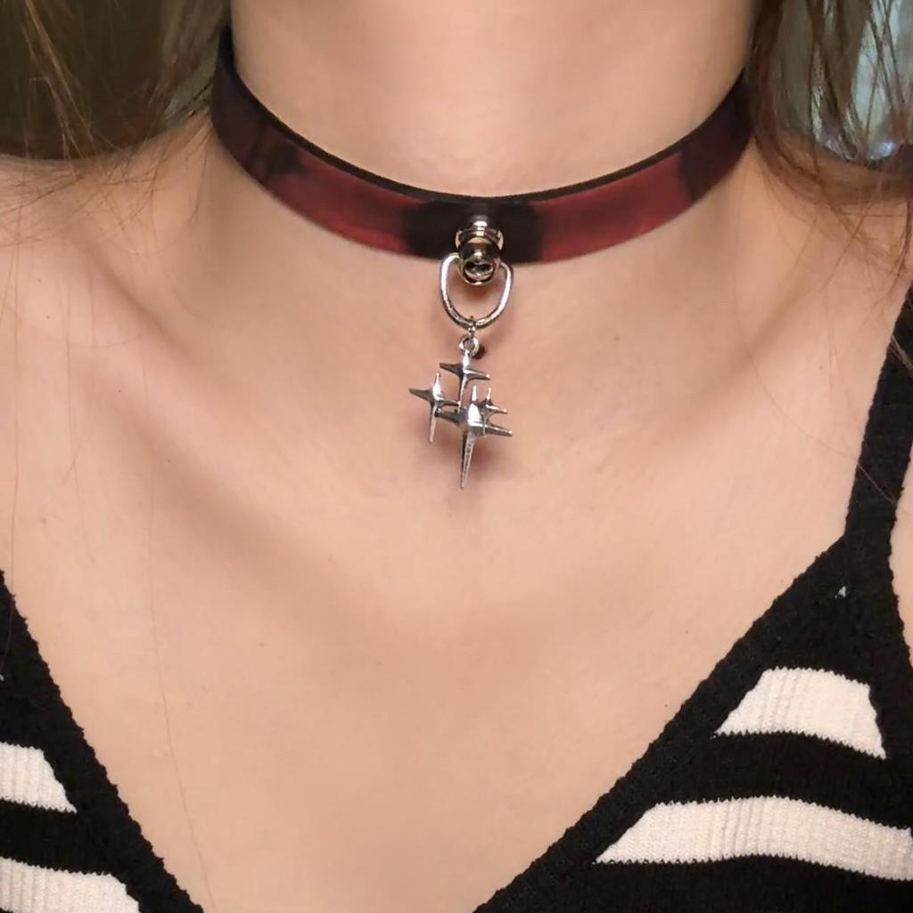 Chique Pittige Meisje Leren Bel Choker Ketting – Uniek Minderheidsontwerp