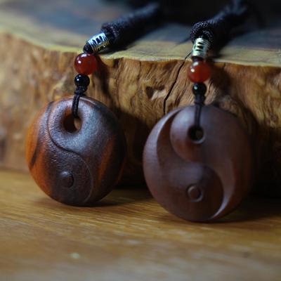 Amuletto Pendente Tai Chi Yin Yang in Legno di Giuggiola e Pesco Thunderstruck