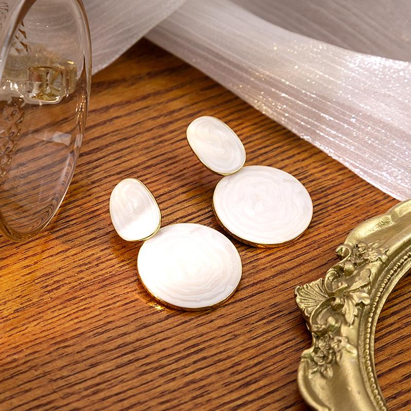 

Модные овальные серьги конфетного цвета с нежными фактурными каплями белый