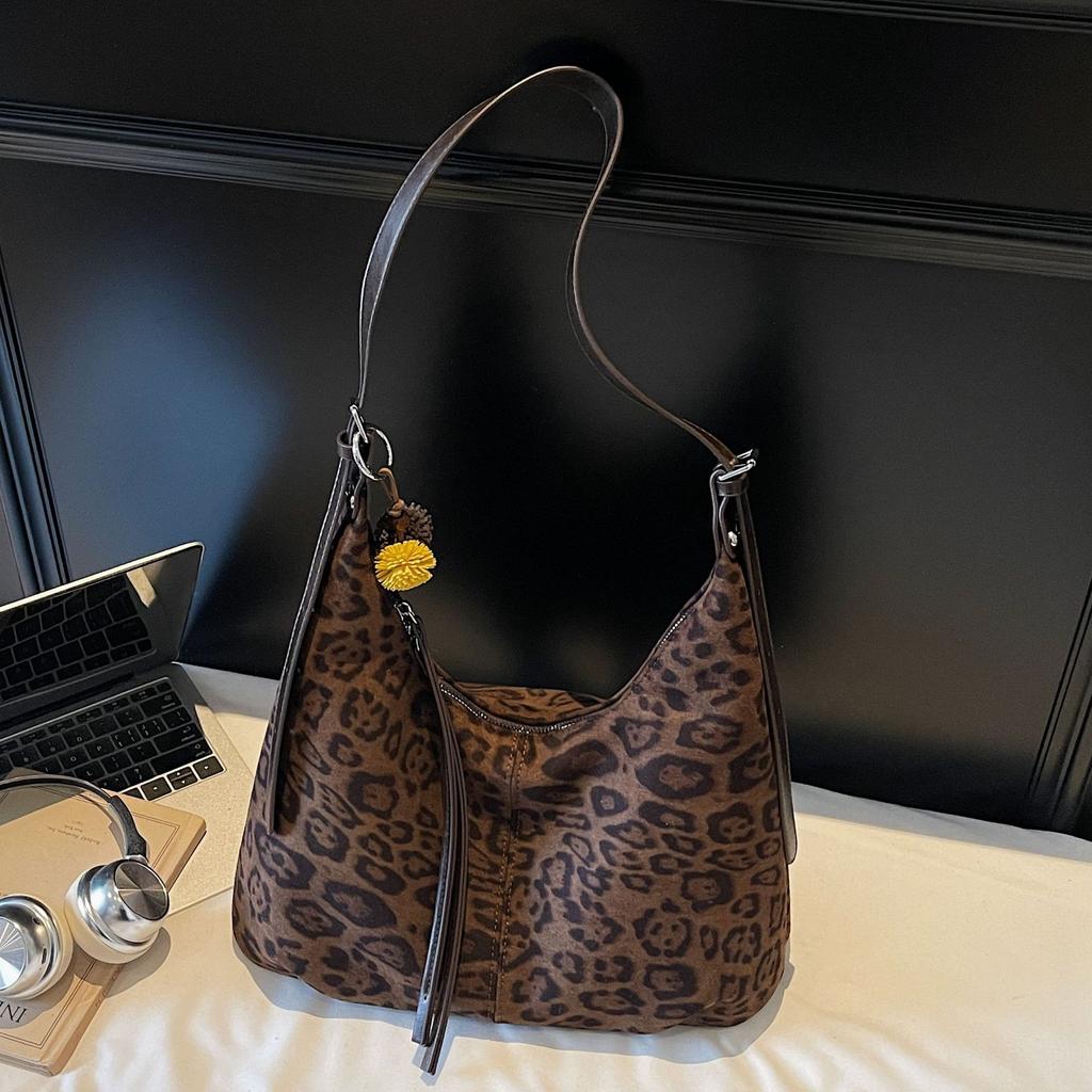 Retro fashion leopard print underarm bag women's 2025 winter new niche commuter shoulder bag large capacity tote bag