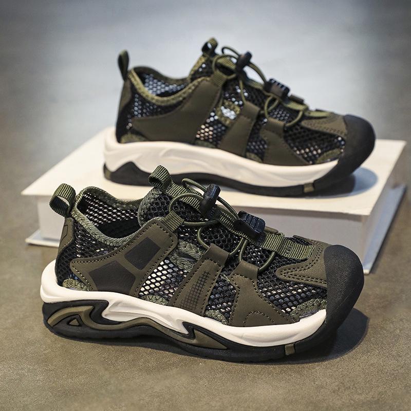 Letnie siatkowe sandały sportowe dla chłopców 2026: Miękka podeszwa, zamknięty czubek. Idealne dla średnich i dużych dzieci na plaży.