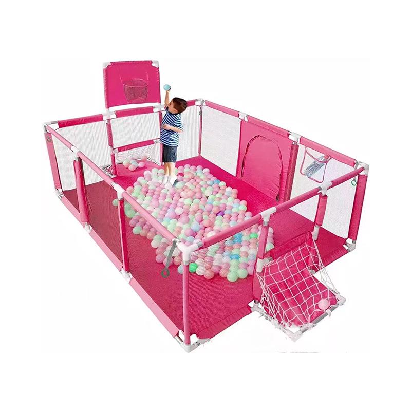 

Детский манеж для игр в помещении с баскетбольным кольцом и зоной для бросков розы красного