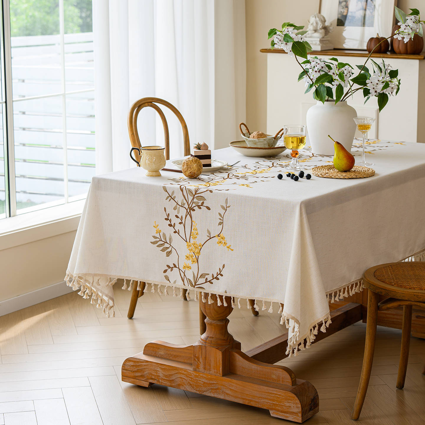 Fresh Embroidered Linen Tablecloth Rectangular White Decorative Dining Table Cover Elegant Tablecloth 90*90cm (applicable to small square tables)