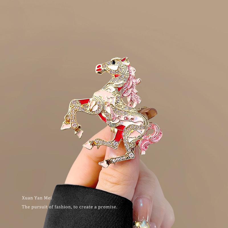 

Exquisite Rhinestone Retro Horse Brooch - Zodiac Lapel Pin for Coats and Suits, Perfect New Year Gift