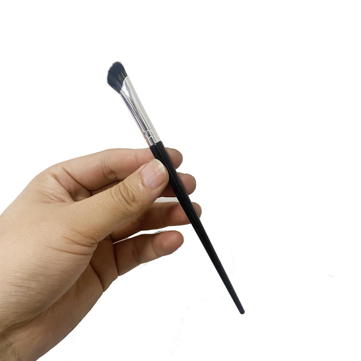 

Кисть для контурирования носа и хайлайтера для лица