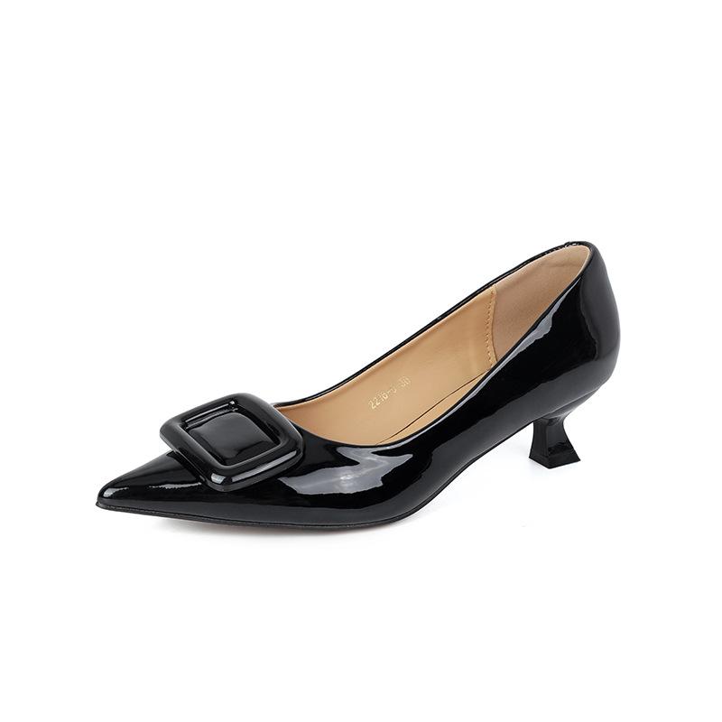 Tacchi alti in vernice francese da donna versatili 2025 primavera ed estate nuova fibbia quadrata scollatura temperamento a punta tacco kitten scarpe singole