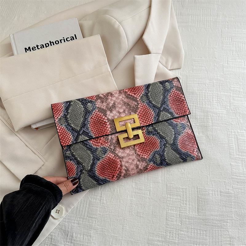 

Новая женская сумка, красивая сумка-мессенджер на одно плечо, повседневная летняя сумка 2024 года в иностранном стиле, корейская версия, трендовая маленькая квадратная сумка на цепочке для женщин