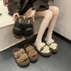 Koreanische höhenvergrößernde und dünne Damen-Baumwollpantoffeln Mode flauschige Pantoffeln 2025 Herbst neue Mode Retro Ein-Wort-Schlappen