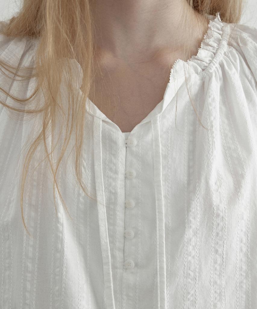TOAVE Scalloped Shirring Blouse (Ivory)