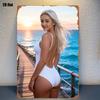 Retro Strandpier Blonde Frau im weißen Badeanzug Metallblechschild Vintage Aluminium Wandkunst Dekoration Hohe Auflösung Langlebig Eisen Pl