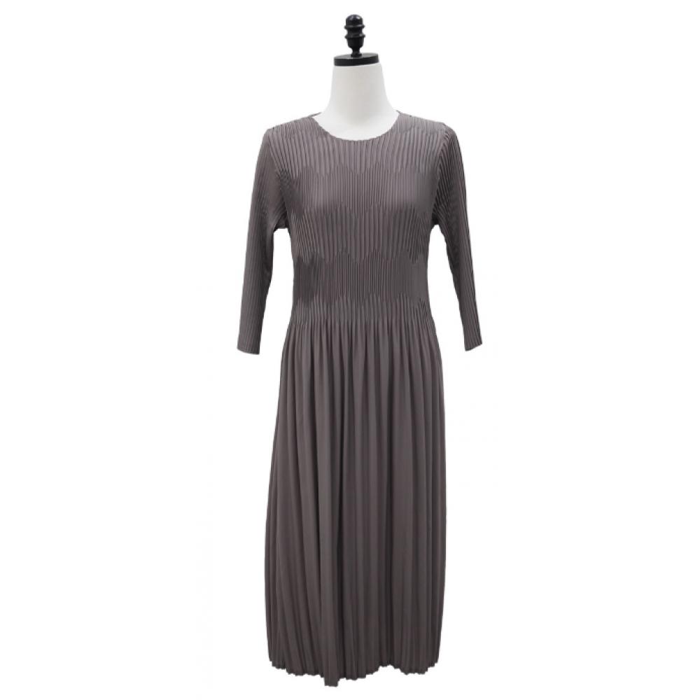 Shiz Madam V Embossed Pleats Dress