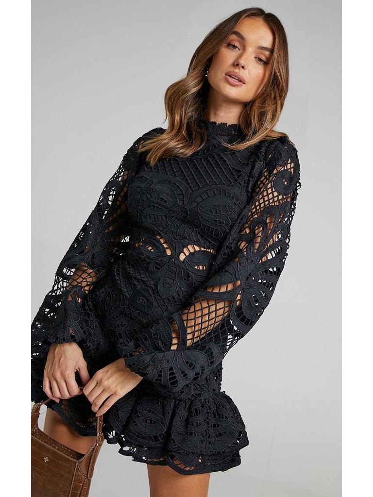 Evropské a americké večerní šaty áčkového střihu se stojáčkem, lucernovými rukávy, volánovým detailem a krajkou rozpustnou ve vodě