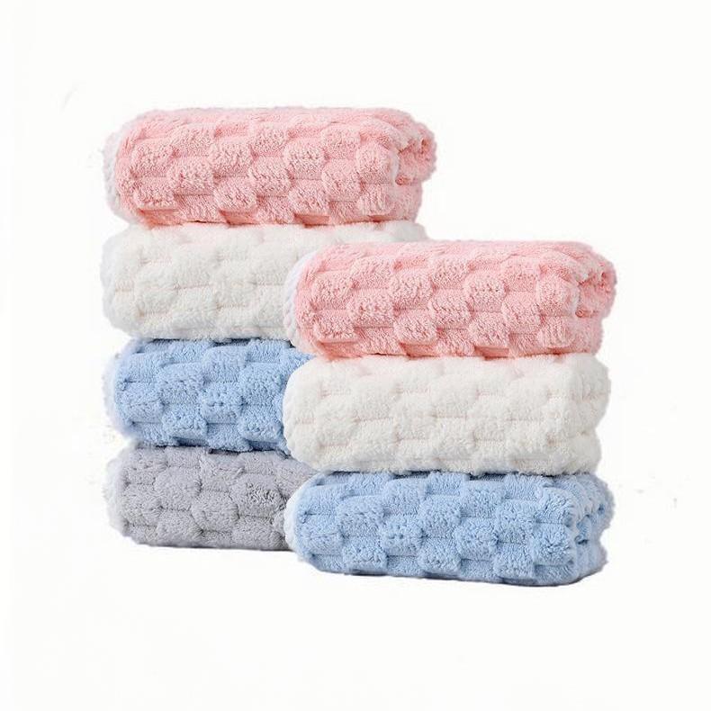 Coral Velvet Cloud-patterned Bath Towel Thickened Water-absorbent Quick-dryingSoft and Non-shedding Suitable for Bathing