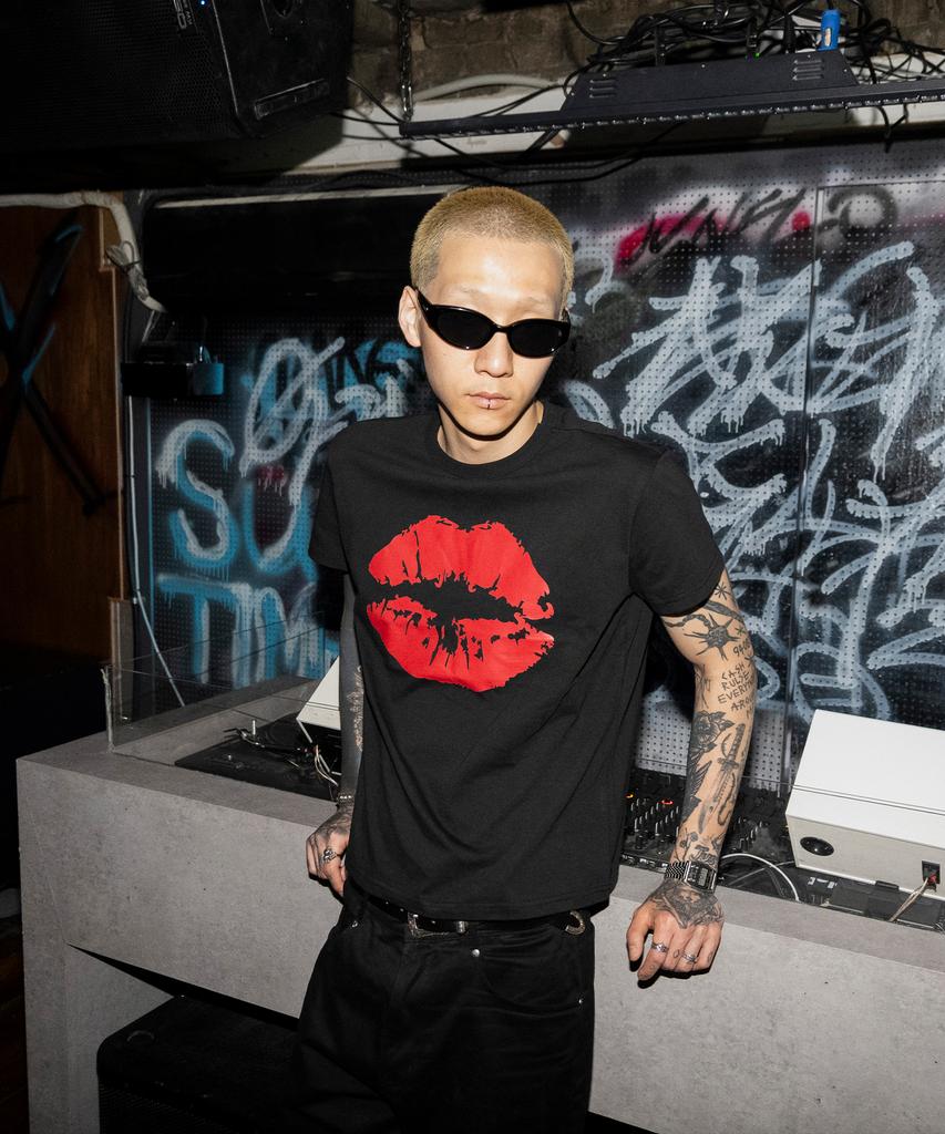 SHIRTMYLIPS Kiss Mark Rockstar Crop T-Shirt Black