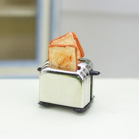 

Mini Metal Toaster with 2 Toast Slices – 1:12 & 1:6 Dollhouse Breakfast Set for Fairy Garden & Micro Landscapes Home Accessories
