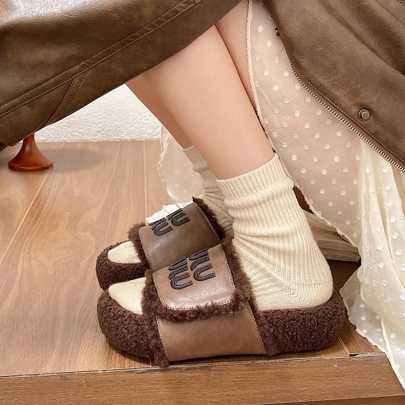 Thick bottom fluffy slippers women wear 2025 autumn and winter new fashion Internet celebrity leisure fairy style lamb wool one-word drag