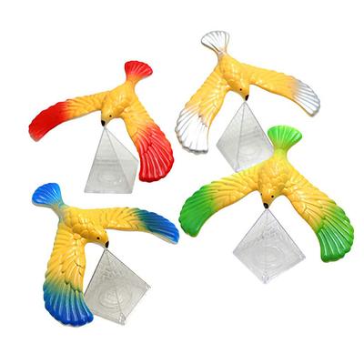 4 pezzi Colore Casuale Uccello Equilibrista Antistress Giocattoli da Dito con Base Piramidale per Bambini Fisico