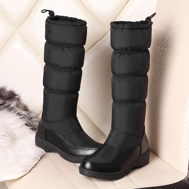 Dámské sněhule jsou v zimě nutností. Hřejivé a pohodlné plyšové ležérní kozačky střední délky s nízkým podpatkem