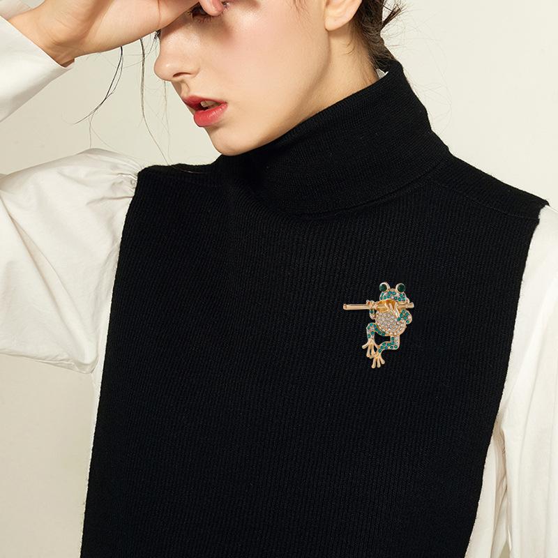 Frog Flute Fashionable High-end Light Luxury Men's and Women's Accessories Cute Animal Brooch