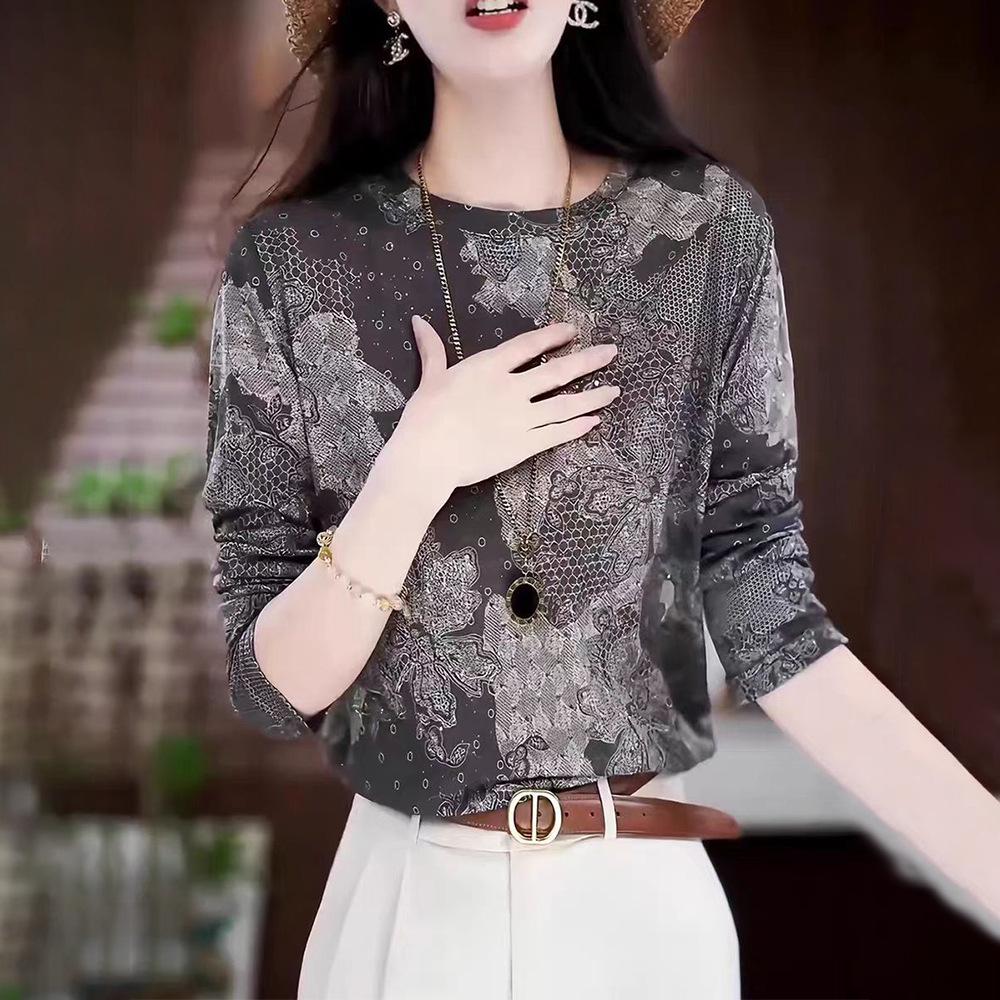 Elegant Autumn-Winter Long Sleeve Round Neck Top: Fashionable, Warm, and Age-Defying for Middle-Aged and Elderly Women.