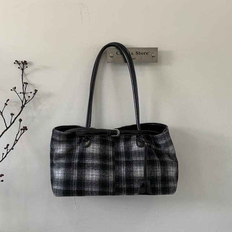 

Вместительная клетчатая сумка-тоут контрастных цветов, женская, новая коллекция 2025, осенняя, для通勤, модная, литературная и повседневная, на плечо чёрный