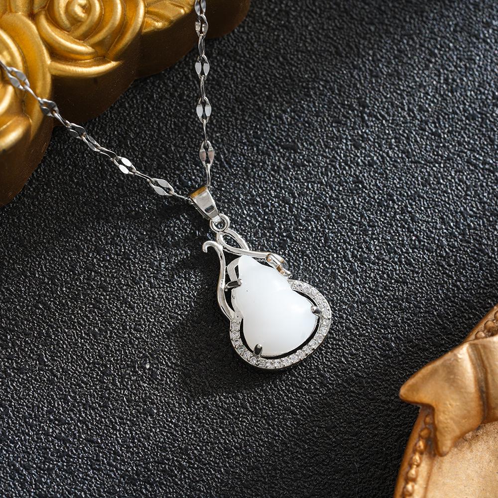 Elegant European & American Style Korean Stone Gourd Pendant Necklace, Fashionable Clavicle Chain, Internet Celebrity Inspired.