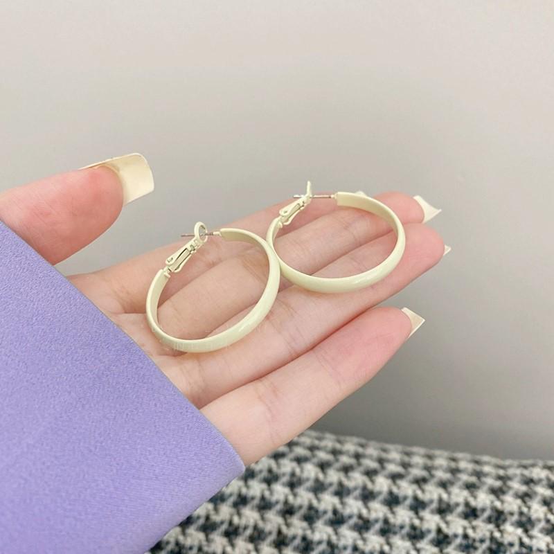

2024 Trendy White Ear Cuff Earrings: Elegant, High-End, Minimalist Jewelry for Women