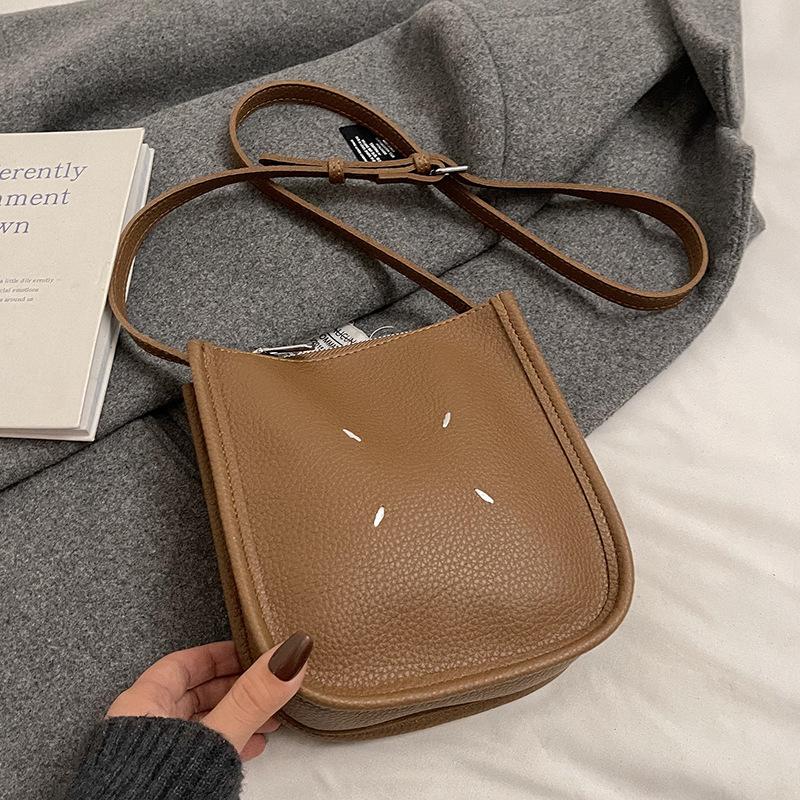 2025 Spring New Super Fire Korean Version Simple and Fashionable Bucket Small Bag Commuter Versatile Women's Casual Messenger Bag