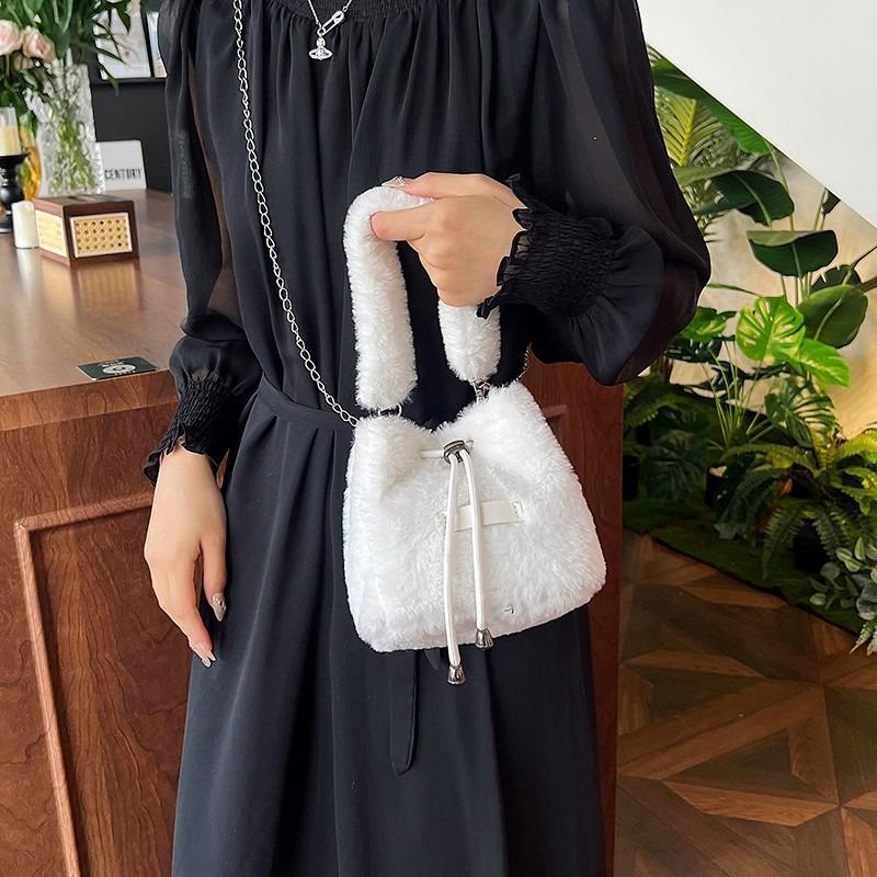 Plush bag, bucket bag, new handbag, fashionable and sweet messenger bag.