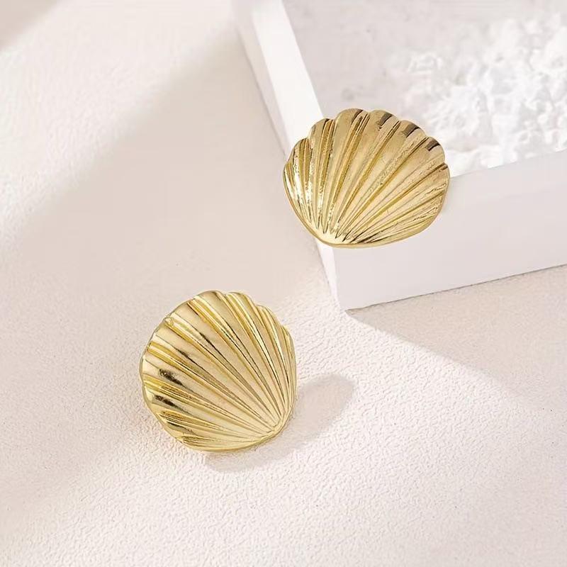 French Metal Shell Stud Earrings: Elegant Light Luxury Fashion for Women золотой