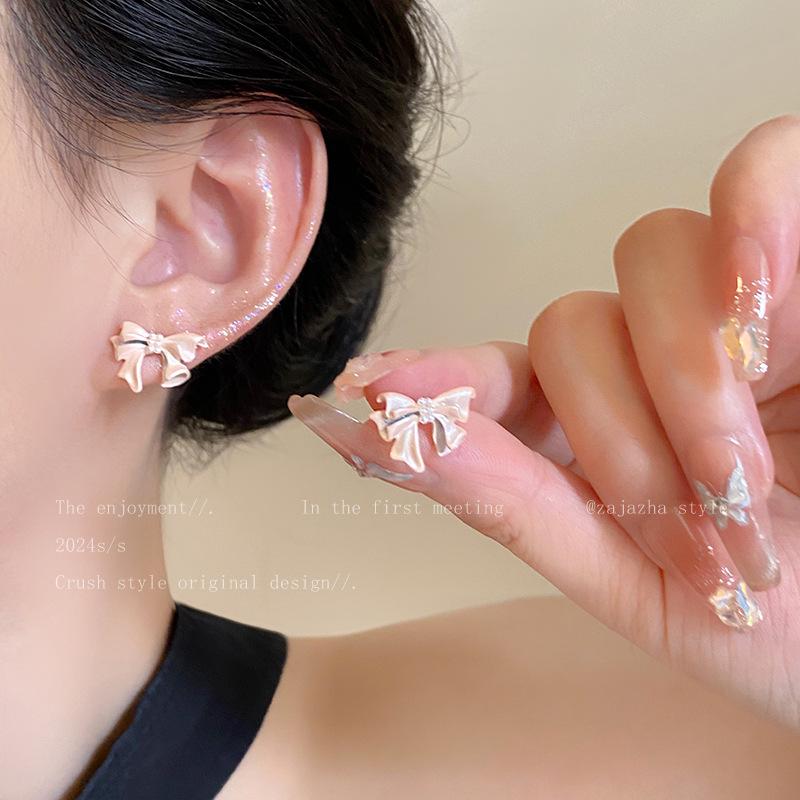 

Женские розовые серьги-пусеты с жемчугом и бантом - Летний нишевый дизайн 2025 года