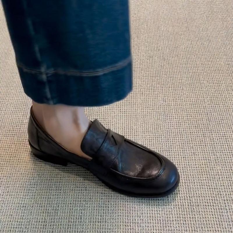 Mocassini in pelle da donna, modello slip-on con punta tonda, scarpe casual eleganti