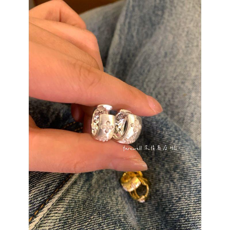 

Серьги-кольца 2025 Новые Популярные Ретро Жемчужные Серьги-гвоздики Женские Серьги Высококлассные Легкие Роскошные Серьги Подходят для круглого лица Silver pair