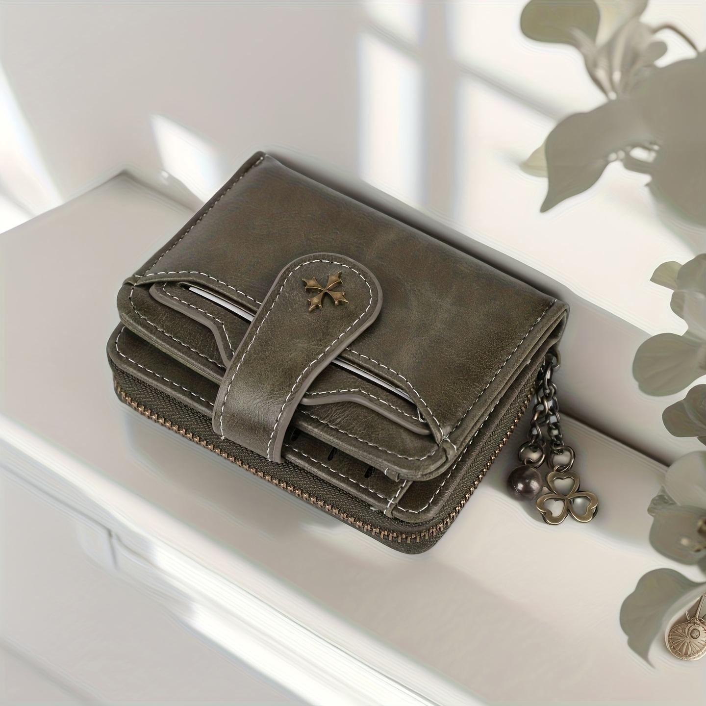 

Женский короткий кошелек в классическом и ретро стиле. имеет простой дизайн с фурнитурной отделкой и подходит для повседневного использования. множество слотов для карт. оливковое зеленый