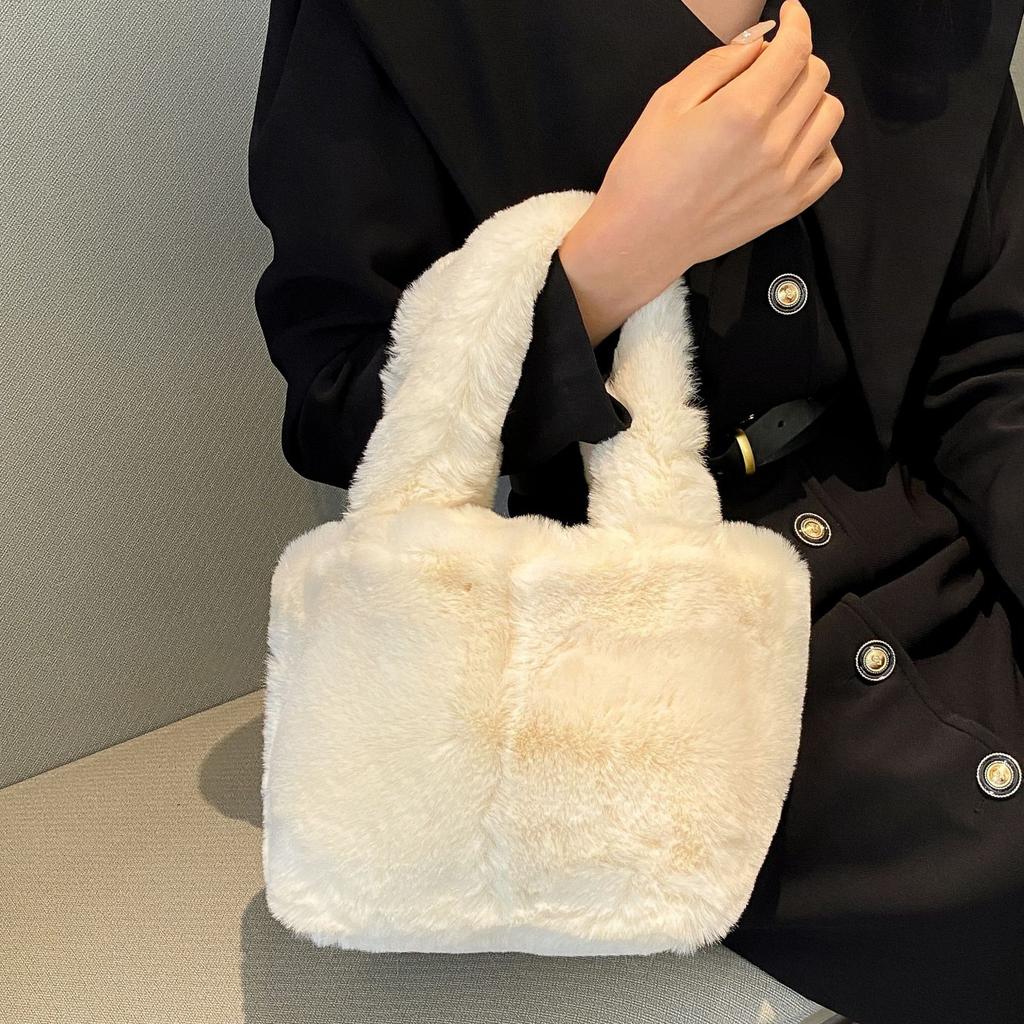 Korean Version of Foreign Style Small Bag Women 2025 New Cute Plush Bucket Bag Autumn and Winter Fashion Bucket Bag Commuter Bag