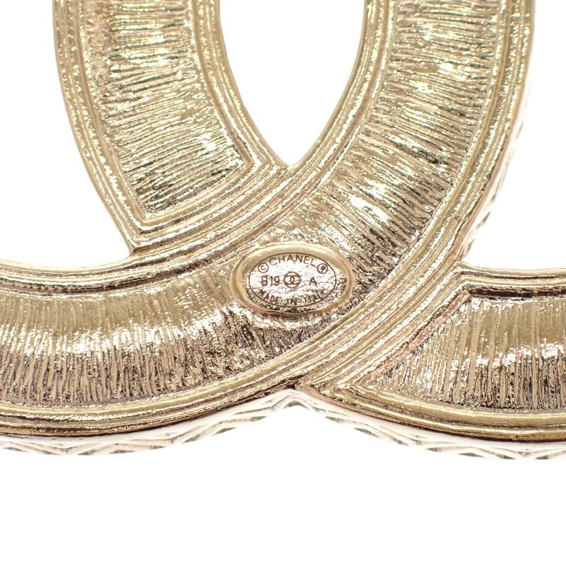 CHANEL  Brooch gold metal Women