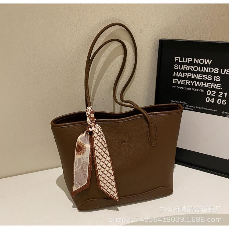 

Retro commuter large-capacity bag 2025 new women s bag popular foreign style shoulder bag slack underarm tote bag темно-коричневого кольору