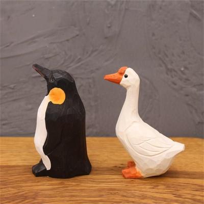 Pinguin-Ornament, echt aussehendes hölzernes Gänsetier-Thema, kleines Pinguin-Schnitzornament für den Schreibtisch