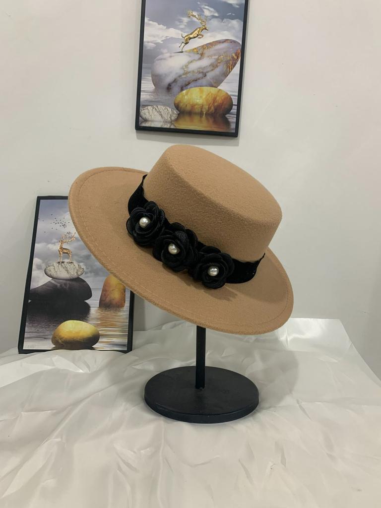 Autumn and Winter New Flat Top Top Top Hat Women's French Light Luxury Thousand Gold Woolen Hat Elegant Pearl Flower Top Hat Self-operated