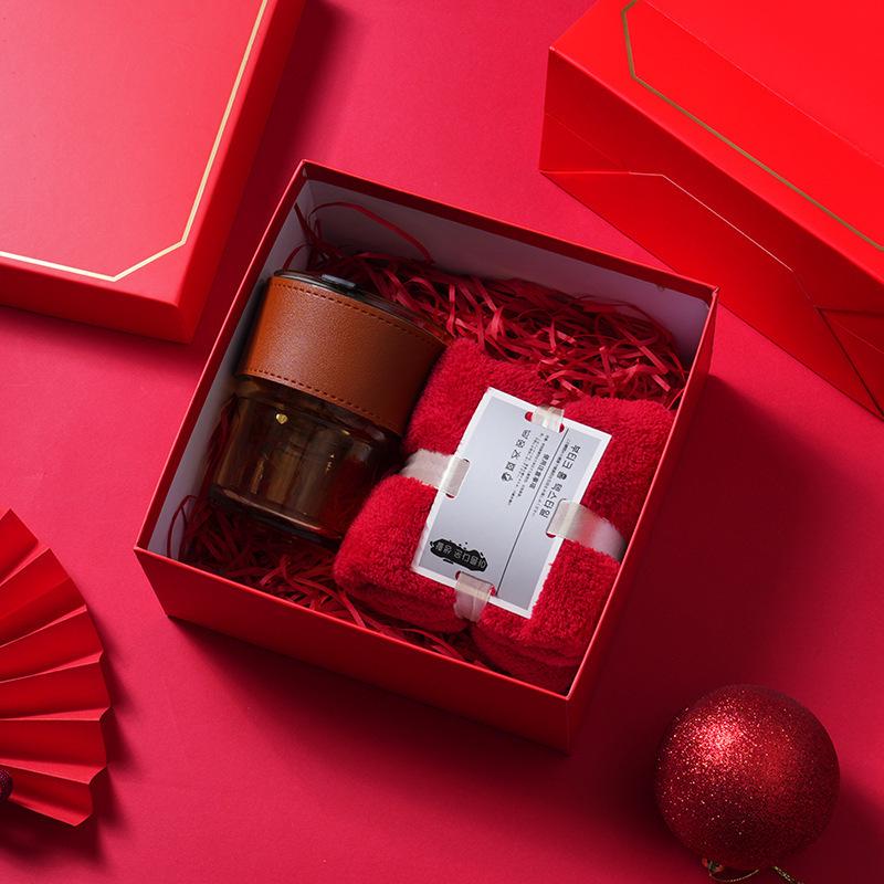 Employee and Client Gifts: Practical Souvenirs for Annual Meetings, New Year, and Weddings