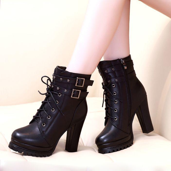 Damen Stiefel mit klobiger Plateausohle aus weichem Leder - Britischer Martin-Stil, Schwarz, Hoher Absatz, Herbst/Winter-Kollektion 2025.