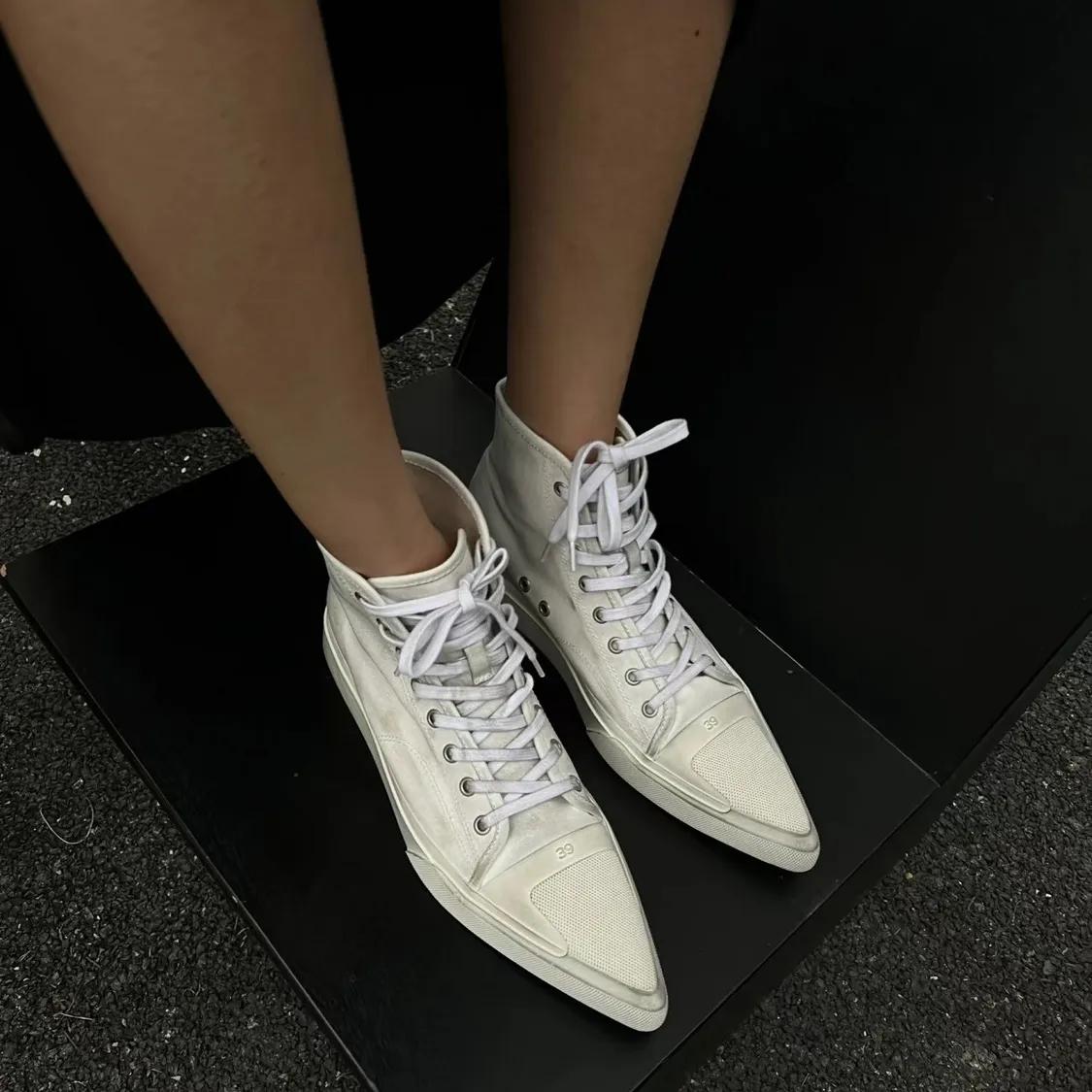 

Модные новые повседневные парусиновые туфли на танкетке, увеличивающие рост, универсальные, с острым носком, на шнуровке, высокие кеды с эффектом потертости для женского лета 35 бежевый