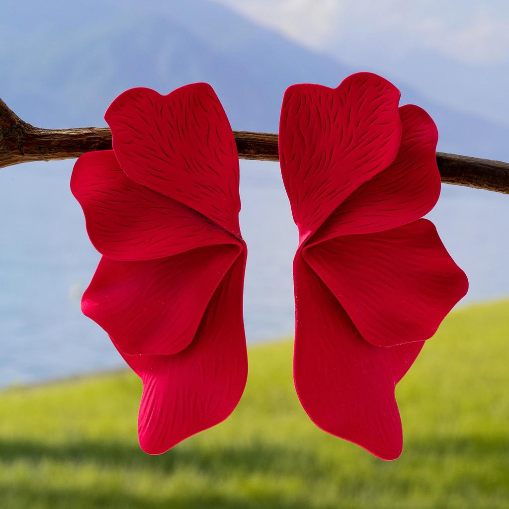 A Pair of Women's Earrings, Rose-Red Petal Three-Dimensional Elegant and Romantic Earrings, Suitable for Daily Wear and Vacation Wear
