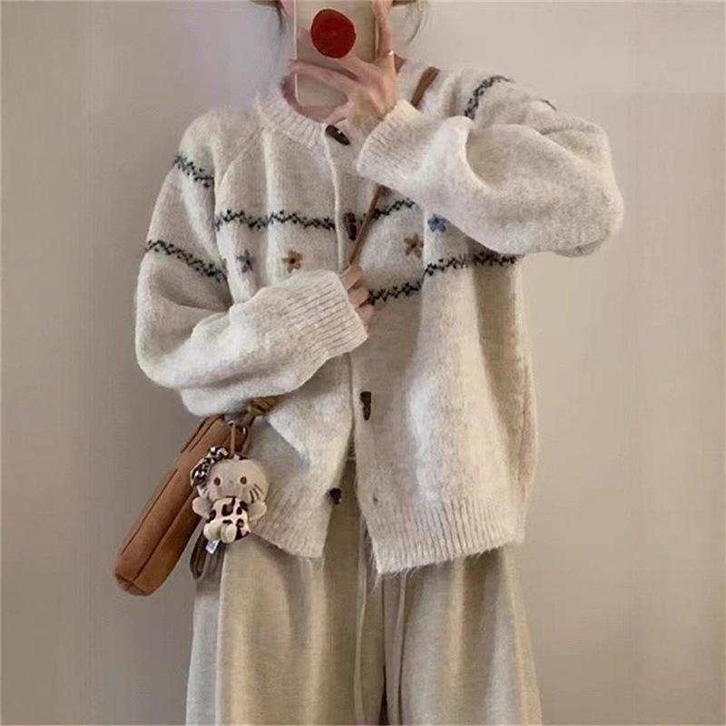 Neuer Herbst- und Winter-Rundhals-Strickpullover-Cardigan mit Hornknöpfen für Damen, Casual- und vielseitiger Pullover mit Stickerei im Waldstil